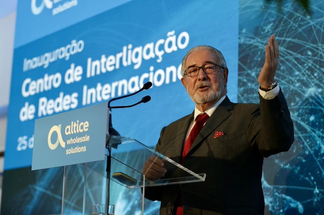 Um homem discursando num pódio durante o anúncio de investimento da Altice Portugal.