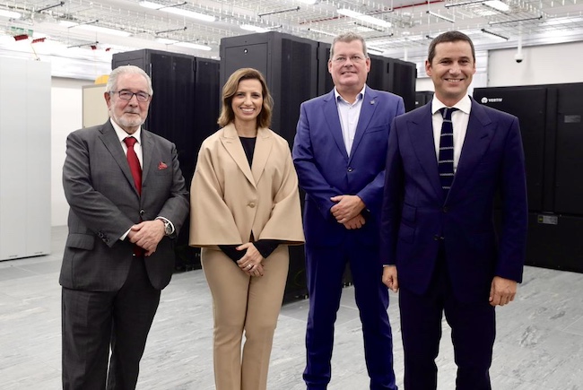 Altice Portugal investe 3 milhões de euros num novo Centro de Interligação de Redes Internacionais, com quatro pessoas em frente a uma sala de servidores.