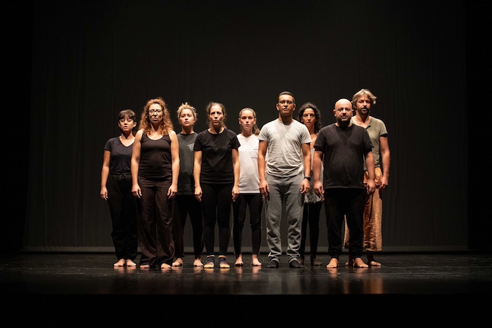 Grupo de pessoas em palco durante a performance "Quando para Sul/O Azul/Luar" no Cineteatro Louletano.