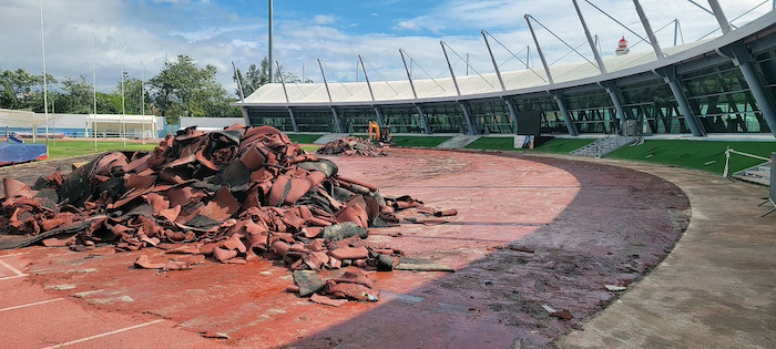 Amontoado de escombros em frente a um estádio em remodelação da obra Autarquia Investe de VRSA.