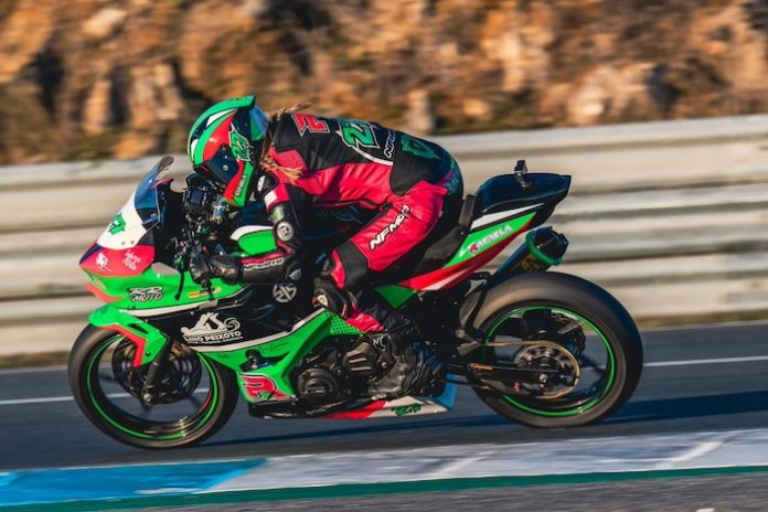 Rafaela-Peixoto-Estoril-III Rafaela Peixoto pilotando uma moto verde em pista da Ronda Final no Estoril.
