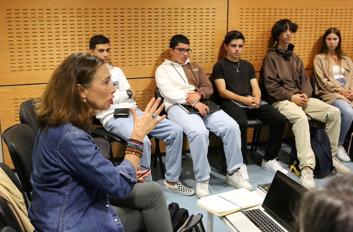 Um grupo de pessoas sentadas numa sala a debater biblioterapia durante as Mês Internacional da Biblioteca Escolar de Portimão.